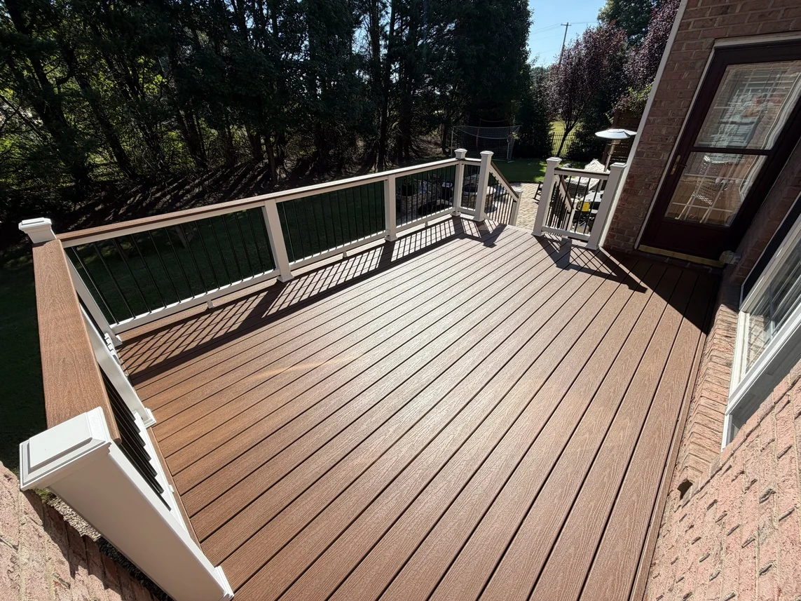 Trex Enhance remodel with white posts, dark balusters and composite drink rail